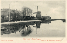 6817 Gezicht over de Angstel op de Rijksstraatweg te Abcoude (gemeente Abcoude-Baambrugge), uit het noordwesten, met op ...